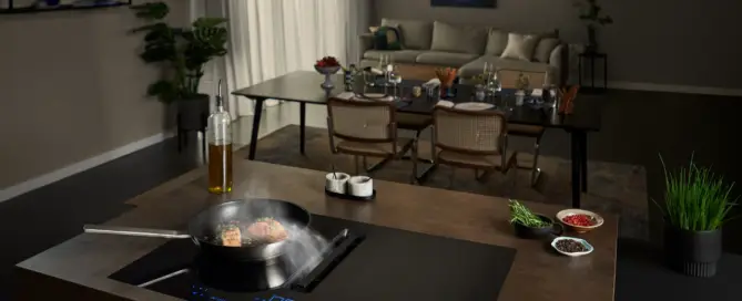 Küchenstudio Ein Bild einer Küche mit Herd und Esstisch.