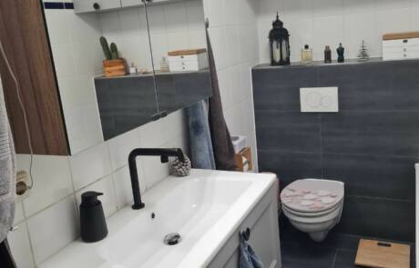 Küchenstudio Ein kleines Badezimmer mit Waschbecken und Toilette.