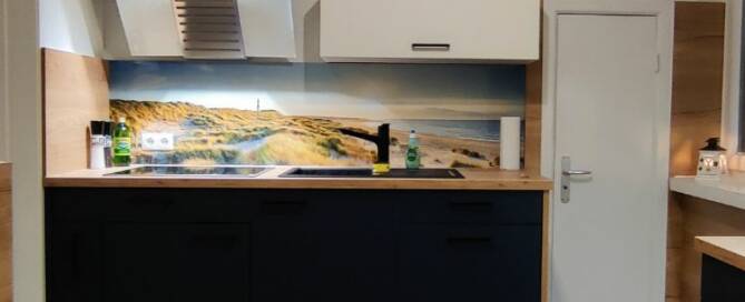 Küchenstudio Eine Küche oder Küchenzeile mit einem Bild an der Wand.