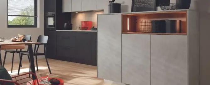 Küchenstudio Eine moderne Küche mit Esstisch und Stühlen.