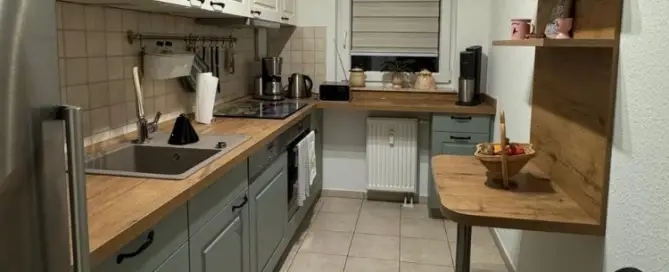 Zweifarbige Landhausküche in Salbei und Silk in Rostock – Ansicht 2