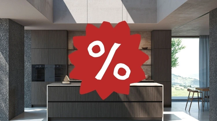 Küchenstudio Moderne Küche mit dunklen Schränken und einer Insel, teilweise verdeckt durch ein großes rotes Prozent-Symbol, das auf einen Ausverkauf oder Rabatt hinweist. Küchenstudio Moderne Küche mit dunklen Schränken und einer Insel, teilweise verdeckt durch ein großes rotes Prozent-Symbol, das auf einen Ausverkauf oder Rabatt hinweist.