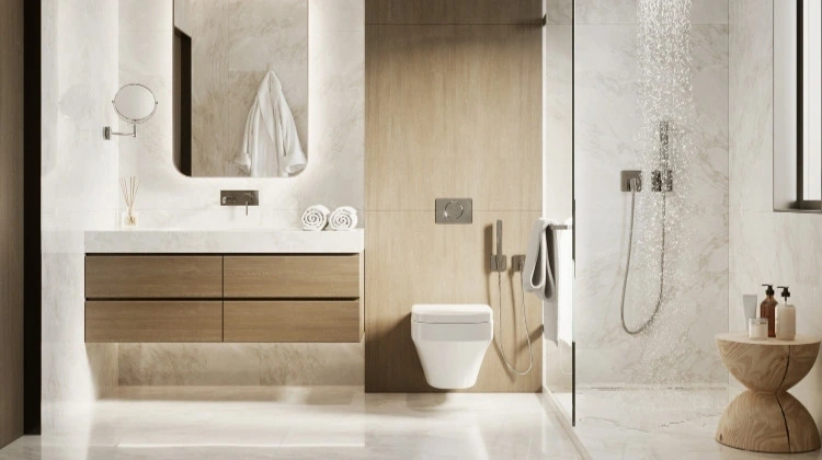 Küchenstudio Modernes Badezimmer mit hellem Holz und Marmor, mit schwebendem Waschtisch, wandmontierter Toilette, Glasdusche mit Regendusche, Spiegel, Handtüchern und Toilettenartikeln auf einem kleinen Hocker.