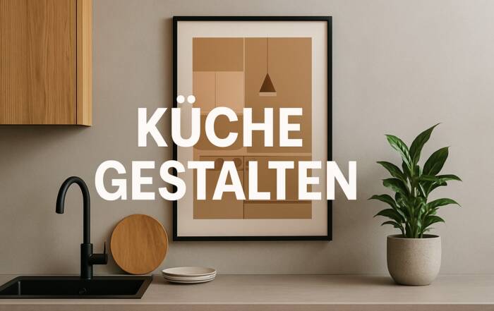 Küchenstudio Minimalistische Küche mit schwarzem Wasserhahn, Holzschränken, gerahmter abstrakter Kunst, Topfpflanze und dem deutschen Schriftzug "KÜCHE GESTALTEN" in fetter weißer Schrift überlagert.