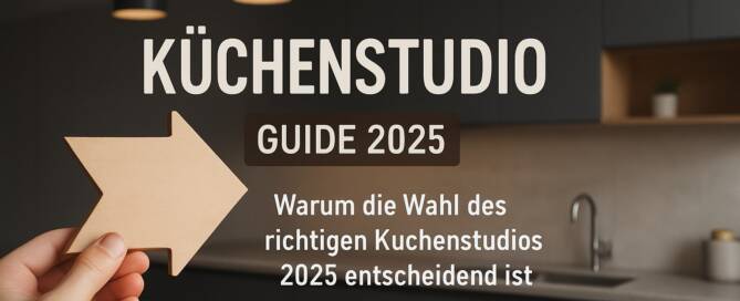 Küchenstudio Eine Hand hält einen hölzernen Pfeil in einer modernen Küche; deutscher Text wirbt für einen Küchenstudio-Ratgeber 2025 über die Auswahl des richtigen Küchenstudios.