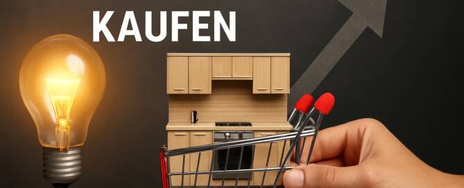 Küchenstudio Eine Hand schiebt einen Einkaufswagen mit einem Miniatur-Küchen-Set; eine Glühbirne und ein Pfeil nach oben stehen neben dem deutschen Text "KÜCHE WO KAUFEN" auf dunklem Hintergrund.