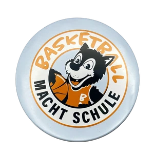 Küchenstudio Runder Button mit einem Cartoon-Wolf, der einen Basketball in der Hand hält, und dem Text „BASKETBALL MACHT SCHULE“ in orange-schwarzer Schrift – perfekt für Fans, die sich Spielzüge so kreativ ausdenken wie Küchenstudio Lieblingsküchen. Küchenstudio Runder Button mit einem Cartoon-Wolf, der einen Basketball in der Hand hält, und dem Text "BASKETBALL MACHT SCHULE" in orange-schwarzer Schrift - perfekt für Fans, die sich Spielzüge so kreativ ausdenken wie Küchenstudio Lieblingsküchen.