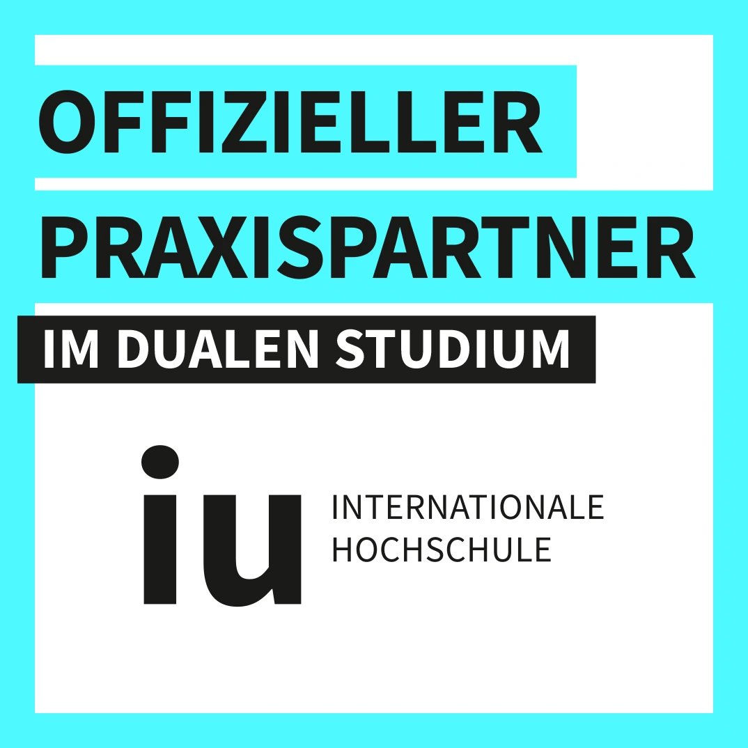 Küchenstudio Textgrafik mit der Angabe: "Offizieller Praxispartner im dualen Studium. iu Internationale Hochschule" auf türkisem Hintergrund.